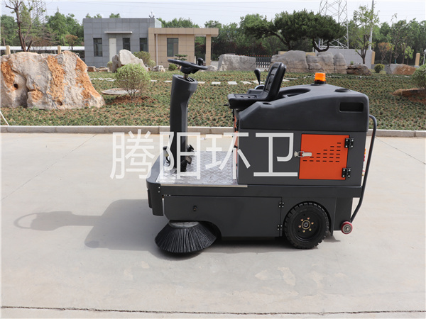山东腾阳环卫TY-1400型电动驾驶式扫地车