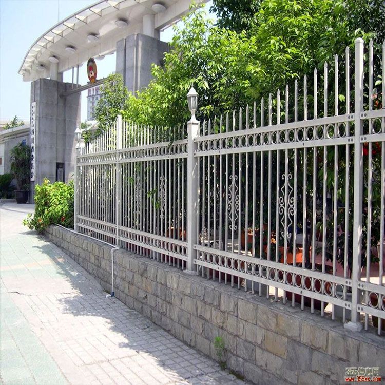 增城小区围墙铁栏杆样式 厂房围墙护栏定做 烤漆工艺方钢围栏