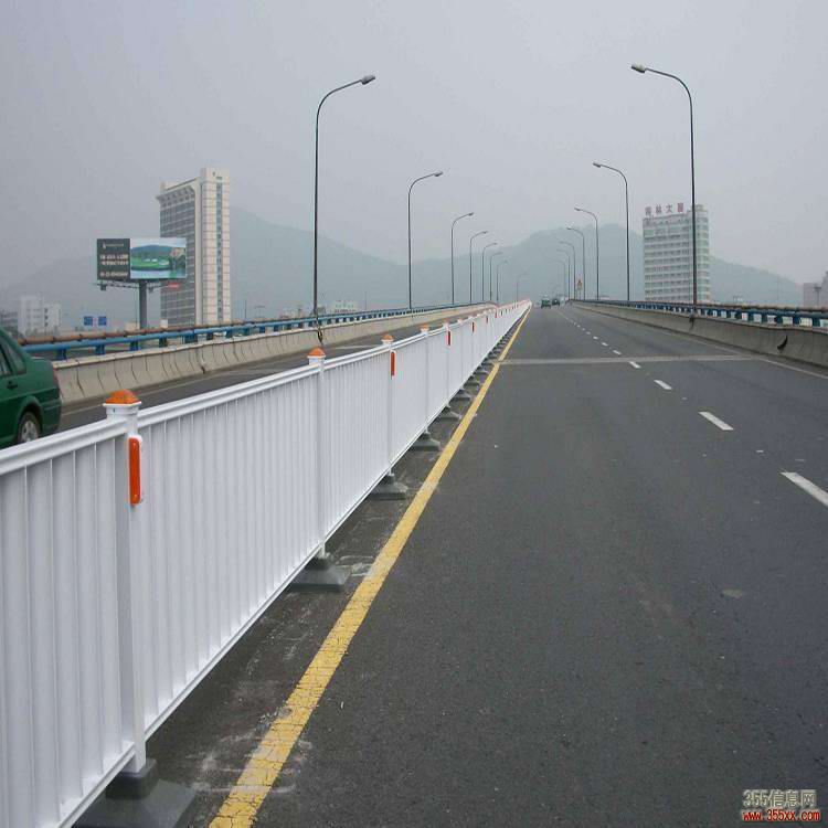广州人行道分隔栏杆，深标III护栏中护厂家直销